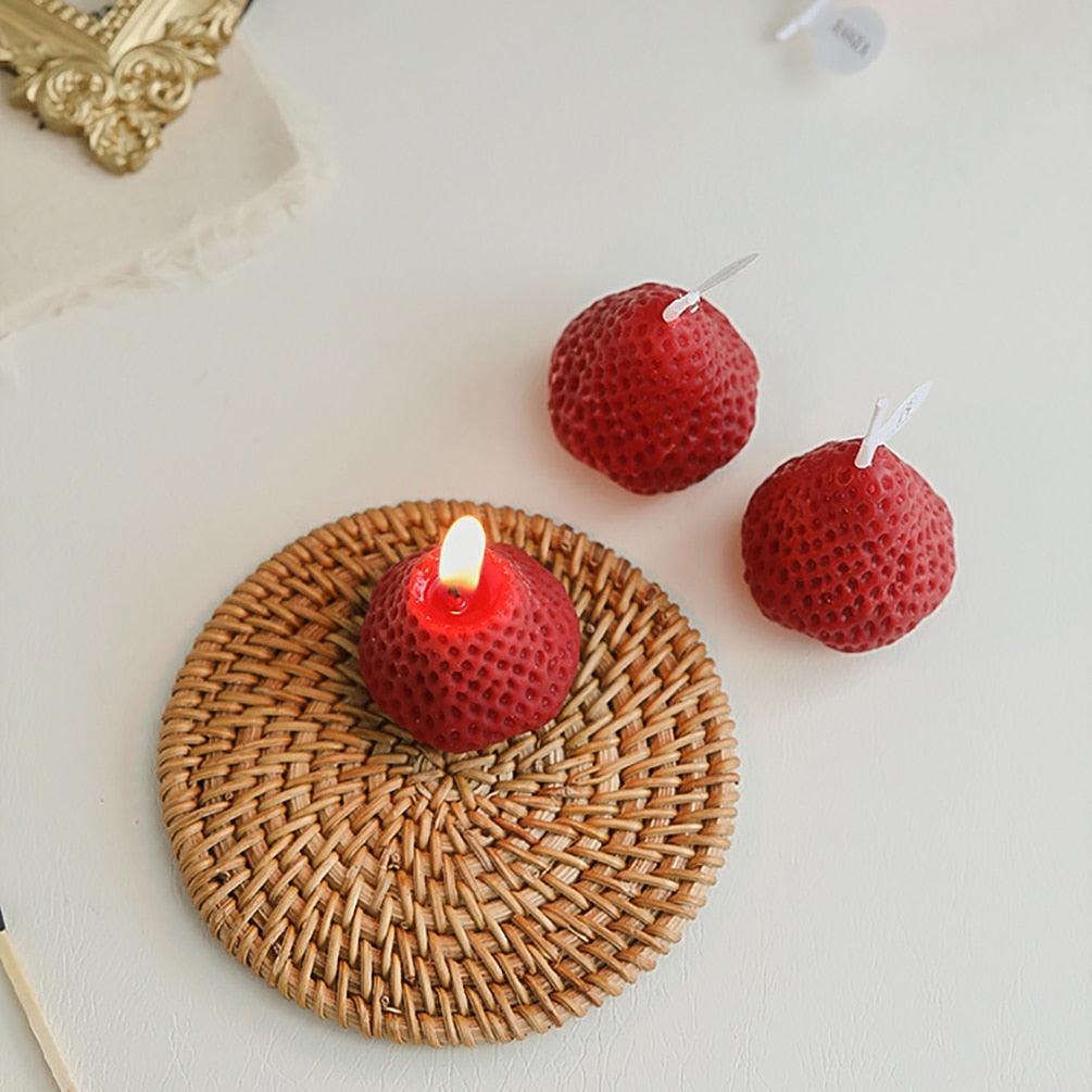 1PC/4PCS Strawberry Decorative Aromatic Candles Strawberry Shaped Scented Candle Mini Soy Wax Candle Small Scented Candle Wax Decorative Candle for Bedroom Bathroom Decoration Parties Soy Wax Scented Candle For Birthday Wedding Candle