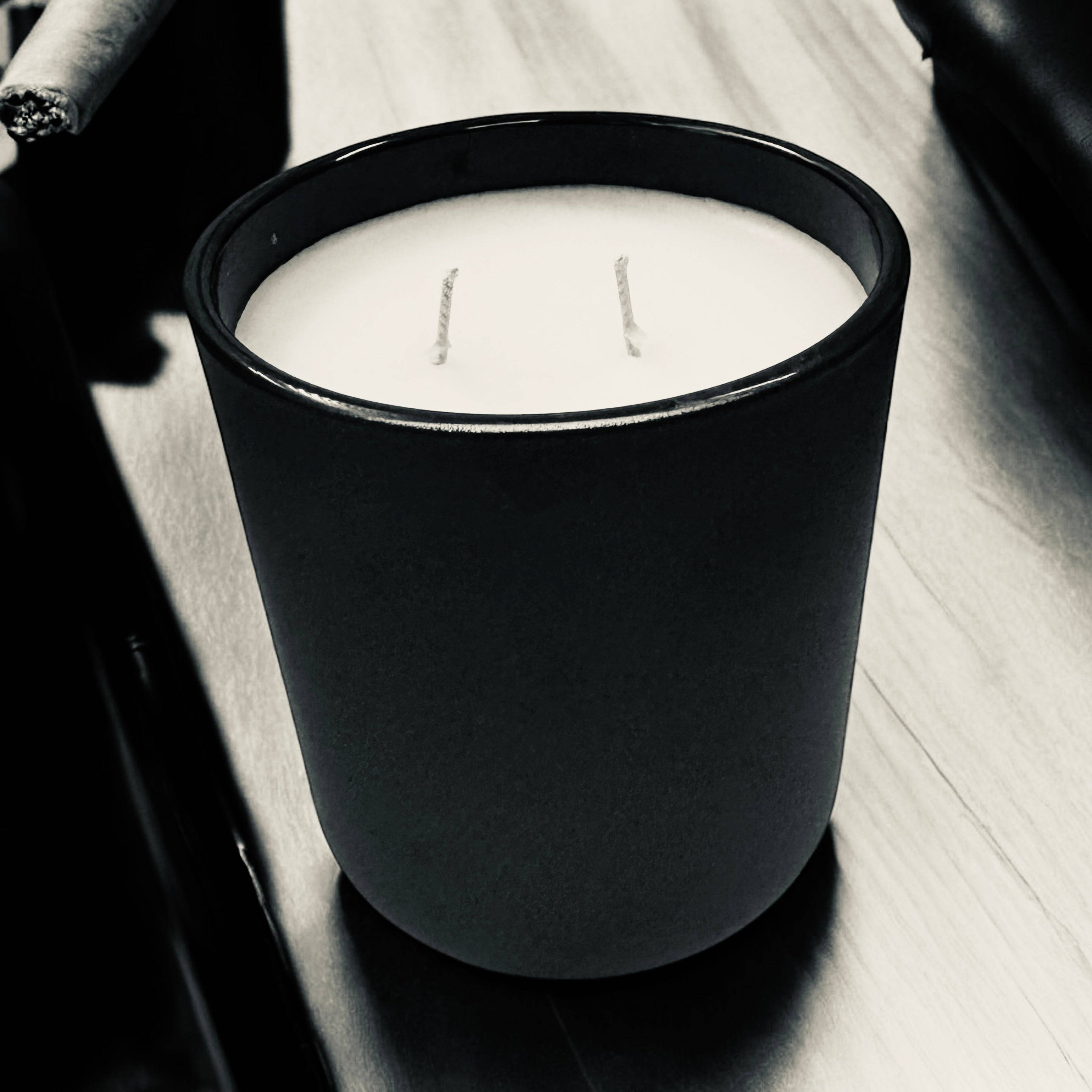 Rustica Musk Scent Candle for a Cozy Ambiance