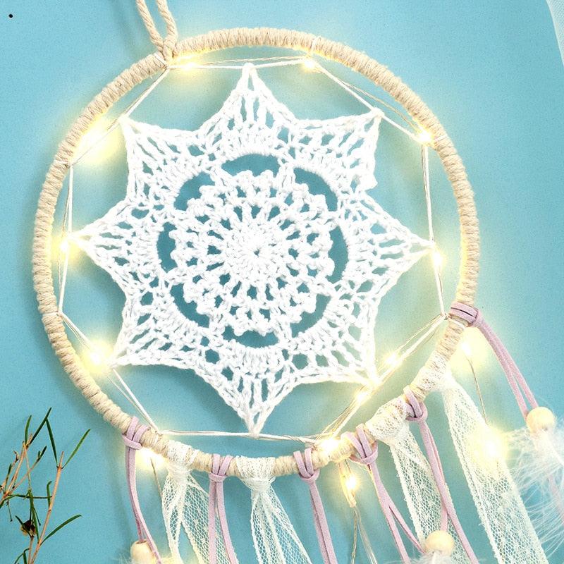 LED Dream Catcher Lamp Flying Wind Chimes Lighting Dream-catcher Handmade Ornaments Traditional Gifts Feather Pendant Romantic Creative Wall Hanging Home Wall Decoration Ornament Craft Native American Style