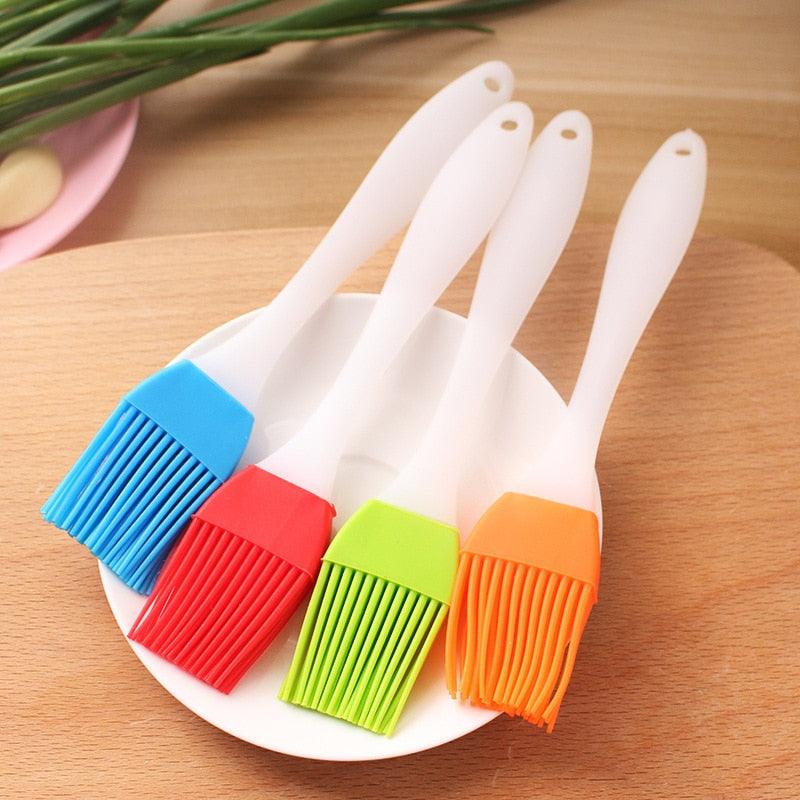 Silicone Basting Brush Pastry Barbecue Oil Brushes Baking Bakeware Bread BBQ Brush for Kitchen Cooking Random Color Silicone Oil Brush and Spatula Cake Bake Barbeque Pastry Brushes Heat Resistant BBQ Accessories